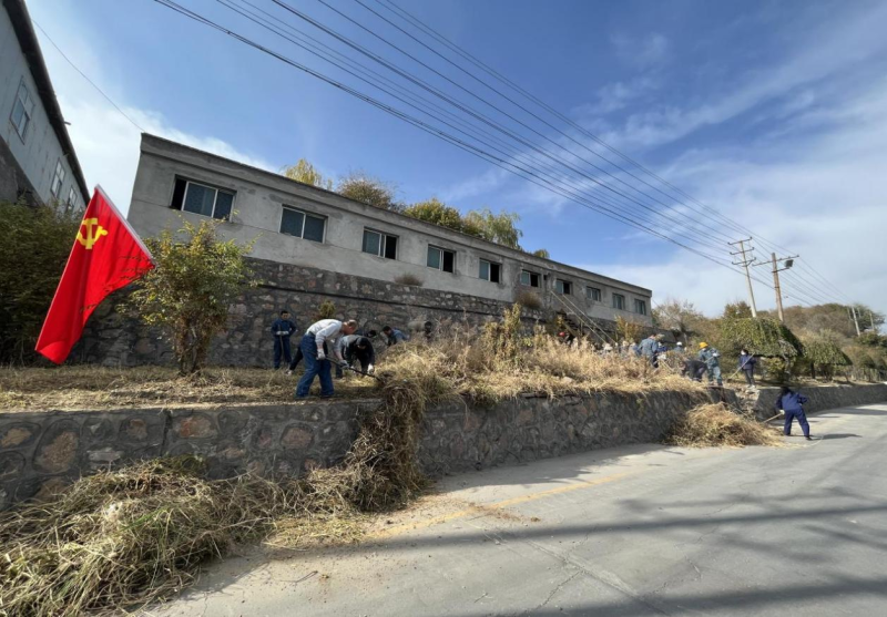 有工投黨員干部、團(tuán)員青年的耕耘那處便是公司最美麗的一角-----物產(chǎn)工投公司開展環(huán)境專項整治主題黨日、團(tuán)日活動