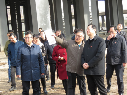 省委常委、西寧市委書記王曉在青海省物產(chǎn)集團總公司黨委書記、總經(jīng)理王玉輝陪同下，深入青海物產(chǎn)朝陽物流園區(qū)。